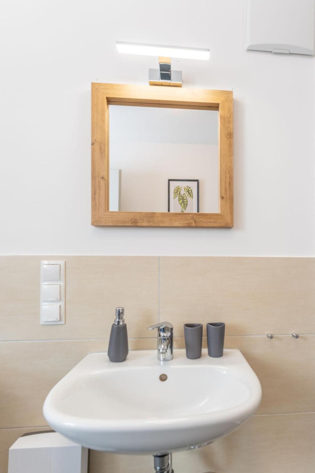 Modernes Apartment Mit Privatem Stellplatz Wenige Minuten Von Der Innenstadt & Mosel Koblenz  Buitenkant foto